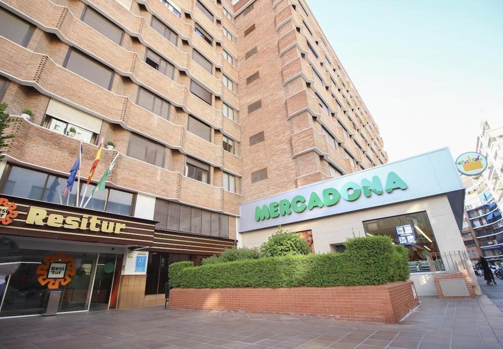 Triana In Hotel 24H Sevilla Bagian luar foto