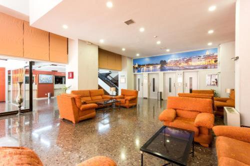 Triana In Hotel 24H Sevilla Bagian luar foto