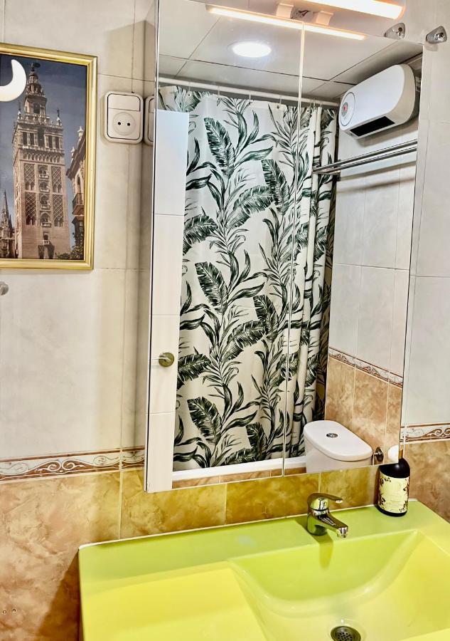 Triana In Hotel 24H Sevilla Bagian luar foto